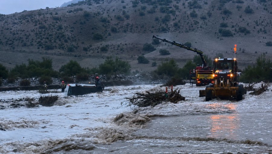 Rescatan a conductor tras ser arrastrado por el río Aconcagua: autoridades piden no exponerse al peligro