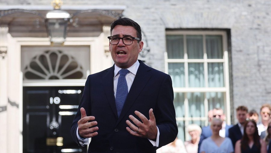 Andy Burnham debuta como primer ministro británico con rebaja de impuestos a las cuentas de la electricidad