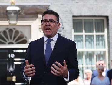 Andy Burnham debuta como primer ministro británico con rebaja de impuestos a las cuentas de la electricidad