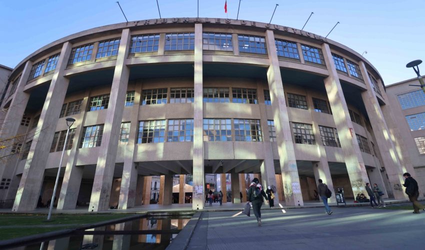 Corte confirma expulsión de alumno de la UNAB por amenazas de tiroteo en Concepción
