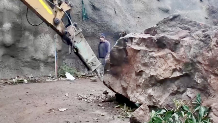 Detienen faenas de demolición de roca que cayó durante el temporal en Putaendo: obra estaría amenazando la red de alcantarillado