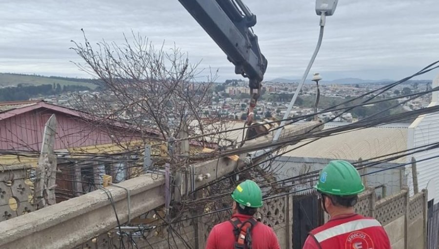 Poste del alumbrado público cayó sobre una vivienda en San Antonio tras choque de motociclista
