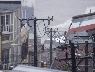 Más de 3.800 clientes continúan sin suministro eléctrico en la región de Valparaíso