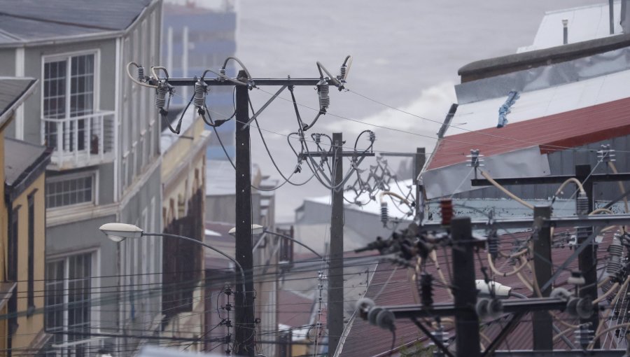 Más de 3.800 clientes continúan sin suministro eléctrico en la región de Valparaíso