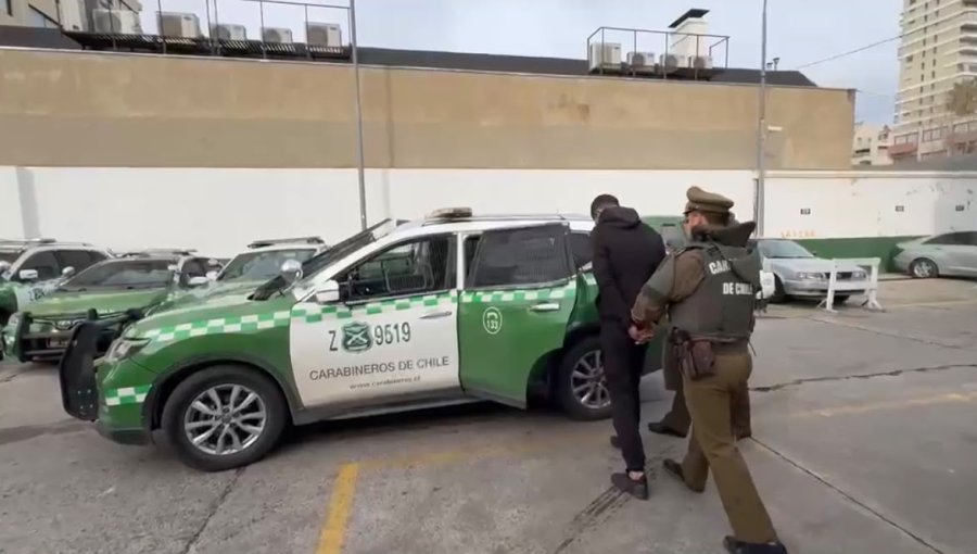 Dos hombres con amplio prontuario policial fueron detenidos por robo con intimidación a local comercial en Viña del Mar