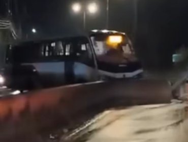 Microbús colisionó con barreras de contención y derribó un poste de alumbrado público en el Camino Troncal en Viña del Mar