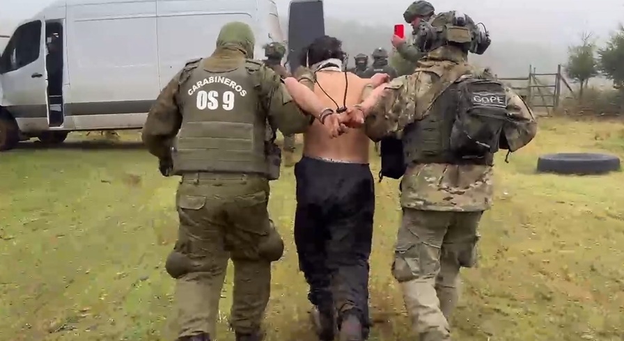 Gendarmería abre sumario por autorizar ceremonia mapuche en Hospital de Valdivia a imputado por homicidio de carabineros