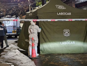 Ataque armado en Santiago deja un muerto y una joven en riesgo vital tras ser lanzados desde un auto