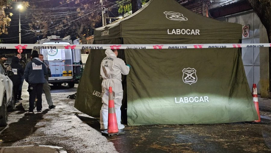Ataque armado en Santiago deja un muerto y una joven en riesgo vital tras ser lanzados desde un auto