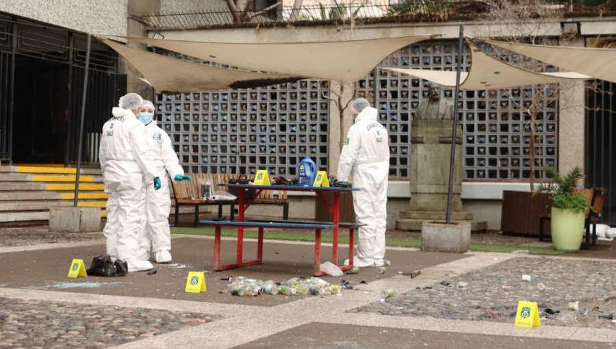 Dos adolescentes fueron detenidos por lanzamiento de bombas molotov contra carabineros a las afueras del Instituto Nacional