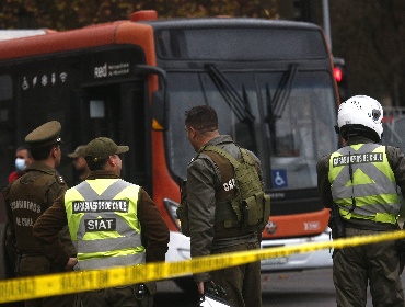 Carabinero de franco muere tras chocar su vehículo contra bus RED en Ñuñoa