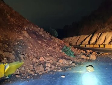Deslizamiento de tierra mantiene inhabilitada Ruta Lo Orozco entre Quilpué y Casablanca