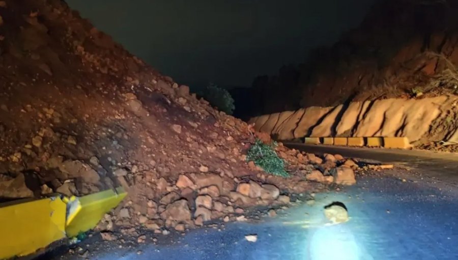 Deslizamiento de tierra mantiene inhabilitada Ruta Lo Orozco entre Quilpué y Casablanca