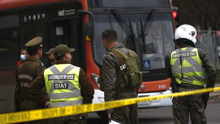 Carabinero de franco muere tras chocar su vehículo contra bus RED en Ñuñoa