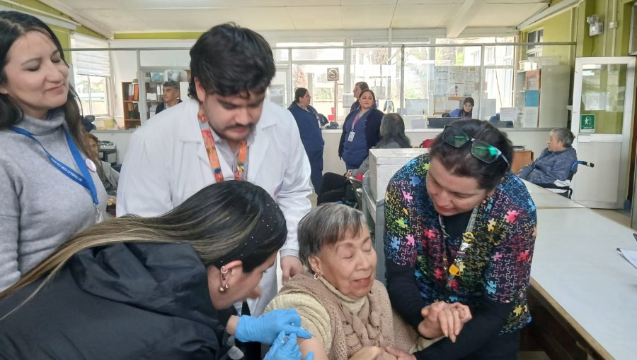 Ante baja adherencia, refuerzan llamado a vacunación de personas mayores en Servicio de Salud Viña del Mar Quillota Petorca