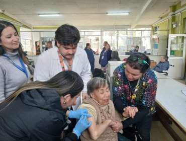Ante baja adherencia, refuerzan llamado a vacunación de personas mayores en Servicio de Salud Viña del Mar Quillota Petorca