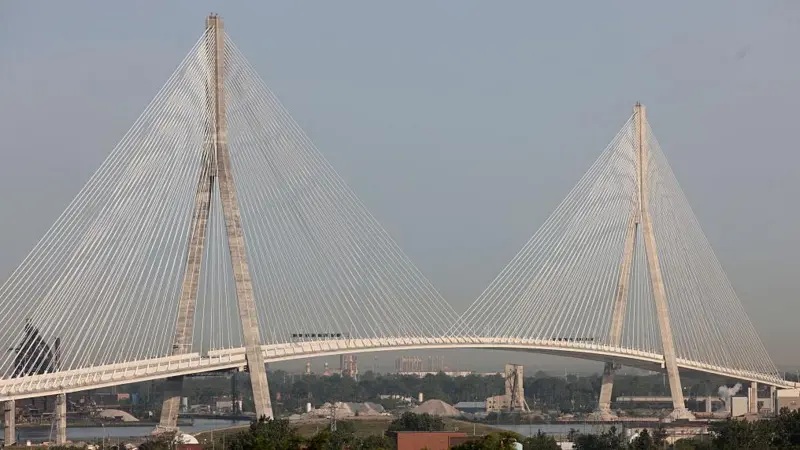 El nuevo puente que conecta a Canadá con EE.UU. y se convirtió en un símbolo de las divisiones entre ambos países