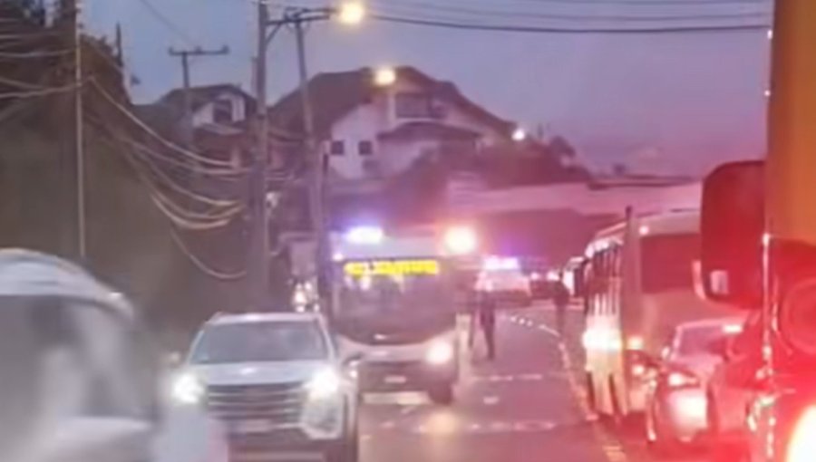 Volcamiento de vehículo a la altura de la Virgen Negra en Viña del Mar genera alta congestión
