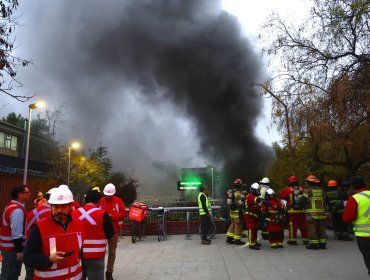 Metro de Santiago suspende servicio en seis estaciones de la Línea 5 tras presencia de fuego bajo bastidor de un tren en Santa Isabel