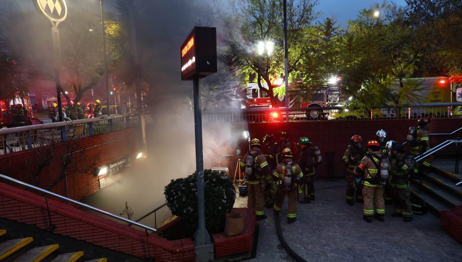 Incendio consumió completamente un vagón en la estación Santa Isabel del Metro de Santiago