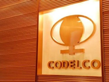 Gobierno descarta privatizar Codelco, pero se abre a "vender algunos bienes que son prescindibles"