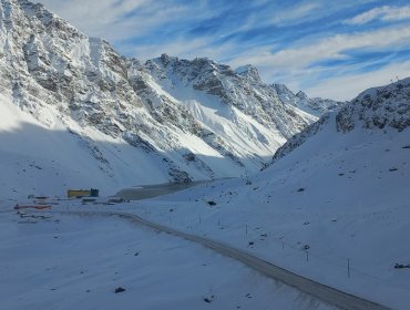 Editorial: Cada vez más precaria la conexión terrestre de Chile con Argentina: el Paso Los Libertadores cumple medio mes cerrado