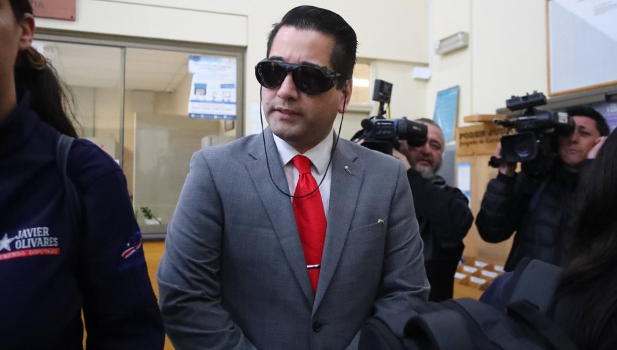 Diputado Javier Olivares responde a críticas a su estilo parlamentario: “La verdad es que yo soy un show por sí mismo”