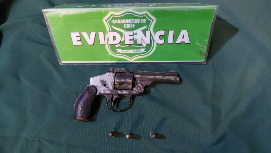 Detienen a hombre por portar un revólver y municiones durante control policial en Cabildo