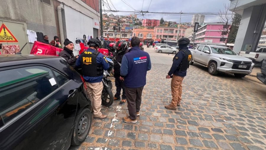 Fiscalización migratoria en el barrio Almendral de Valparaíso deja 13 extranjeros denunciados por irregularidades