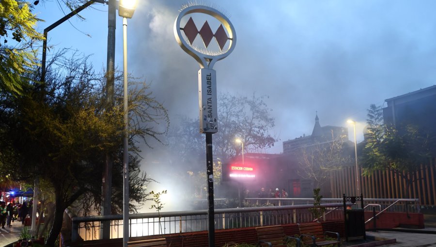 Metro de Santiago descarta riesgo tras confirmar presencia de asbesto en vagón incendiado en la Línea 5