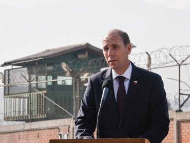 Ministro Arrau advierte hacinamiento récord en cárceles y anuncia plan de US$3.000 millones