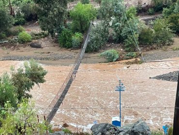 Municipio de Petorca mantiene cerrada pasarela El Zapallar por grave daño estructural y llama a no retirar la señalización