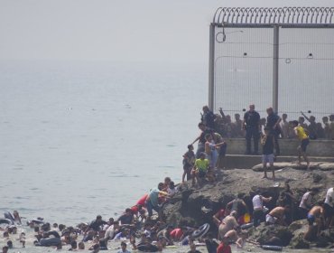 Alerta en Ceuta tras masiva llegada de inmigrantes a nado desde Marruecos: miles están esperando al otro lado de la frontera