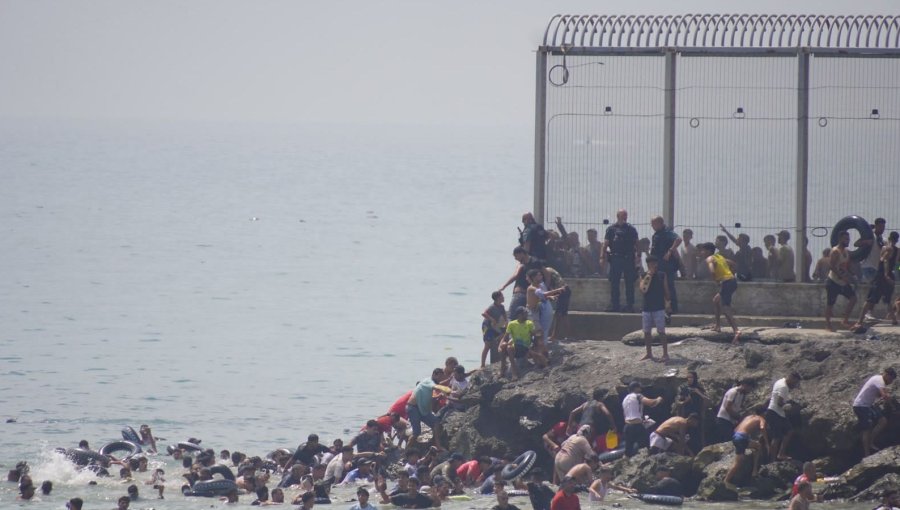 Alerta en Ceuta tras masiva llegada de inmigrantes a nado desde Marruecos: miles están esperando al otro lado de la frontera