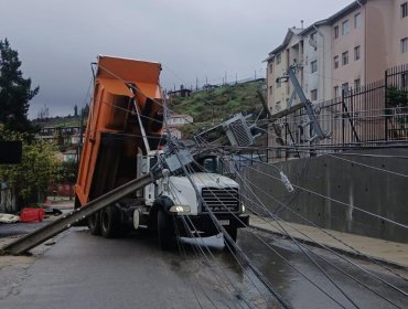 Camión provocó caída de postes y complicó reposición del suministro eléctrico en Quilpué