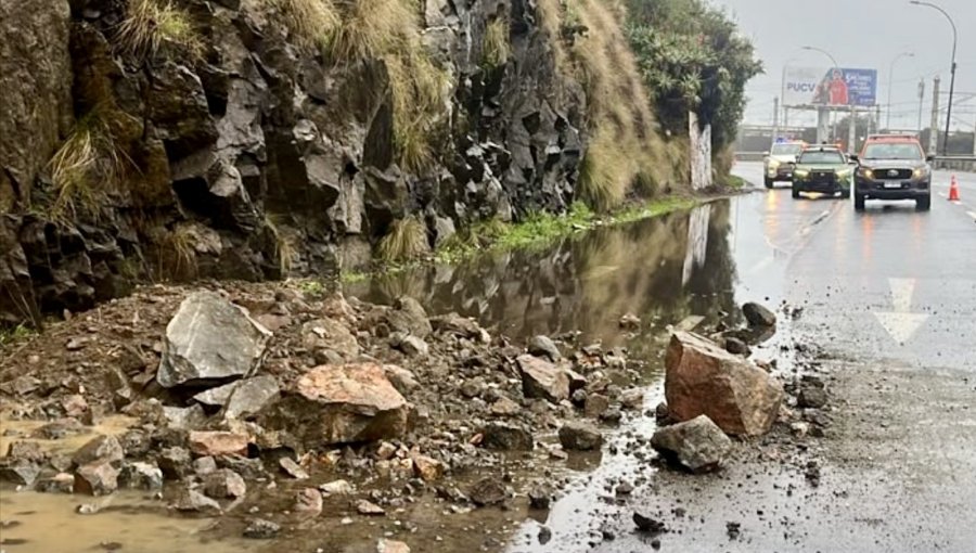 Caída de rocas en Av. España obliga a extremar precauciones en dirección a Viña del Mar