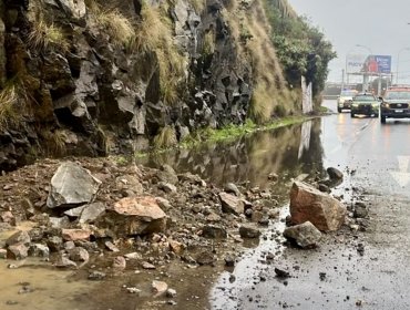 Caída de rocas en Av. España obliga a extremar precauciones en dirección a Viña del Mar