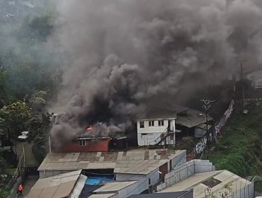 Incendio afecta al menos a dos viviendas en sector del cerro Placeres de Valparaíso