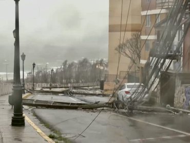 Cinco postes caen en bloque tras choque de vehículo en el cerro Barón de Valparaíso