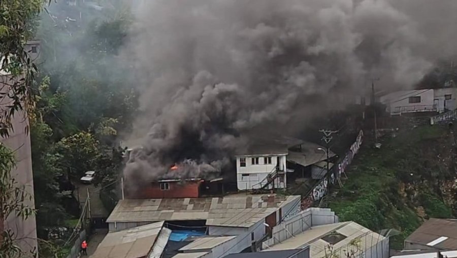 Incendio afecta al menos a dos viviendas en sector del cerro Placeres de Valparaíso