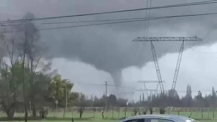 Emiten aviso por probable desarrollo de nubes con características tornádicas en tres regiones del sur