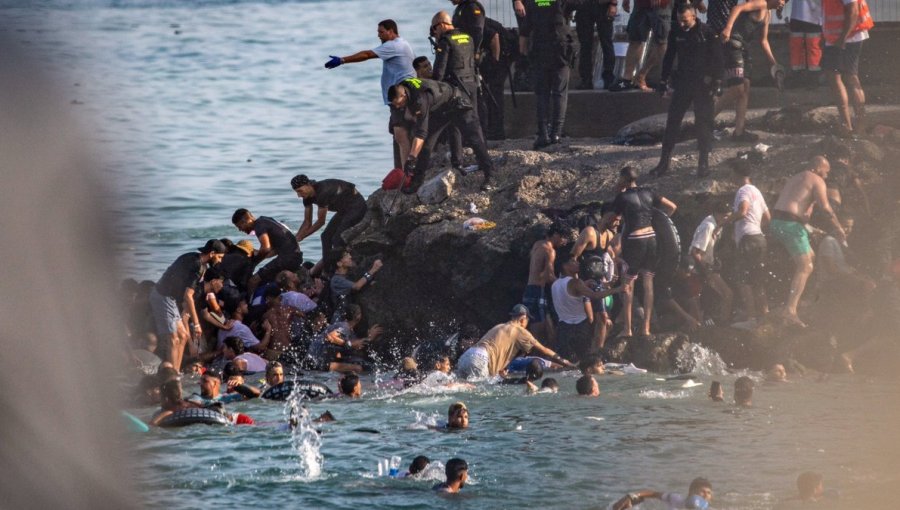 50 mil migrantes cruzan a nado desde Marruecos hacia Ceuta y 19 mueren en el intento