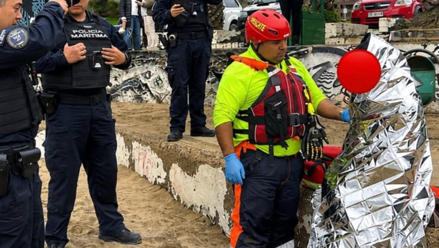 Bañista fue rescatado tras presentar dificultades en Playa Las Torpederas de Valparaíso