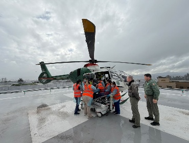 Evacúan en helicóptero a adulta mayor aislada por inundaciones en Pencahue