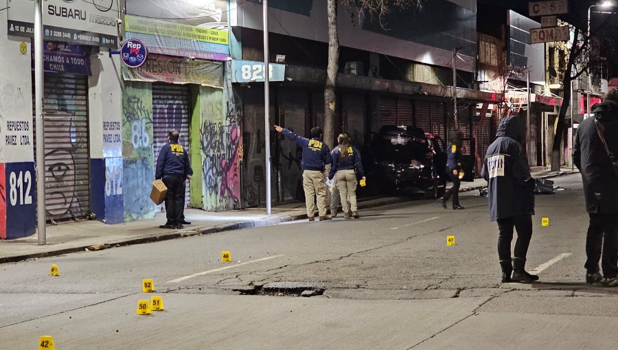 Dos sujetos fueron acribillados con cerca de 100 disparos desde una motocicleta en Santiago