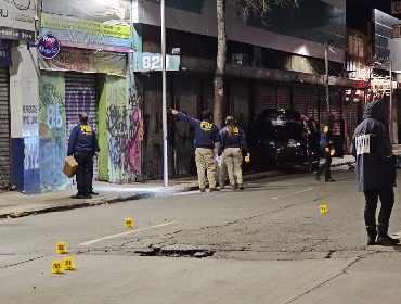 Dos sujetos fueron acribillados con cerca de 100 disparos desde una motocicleta en Santiago