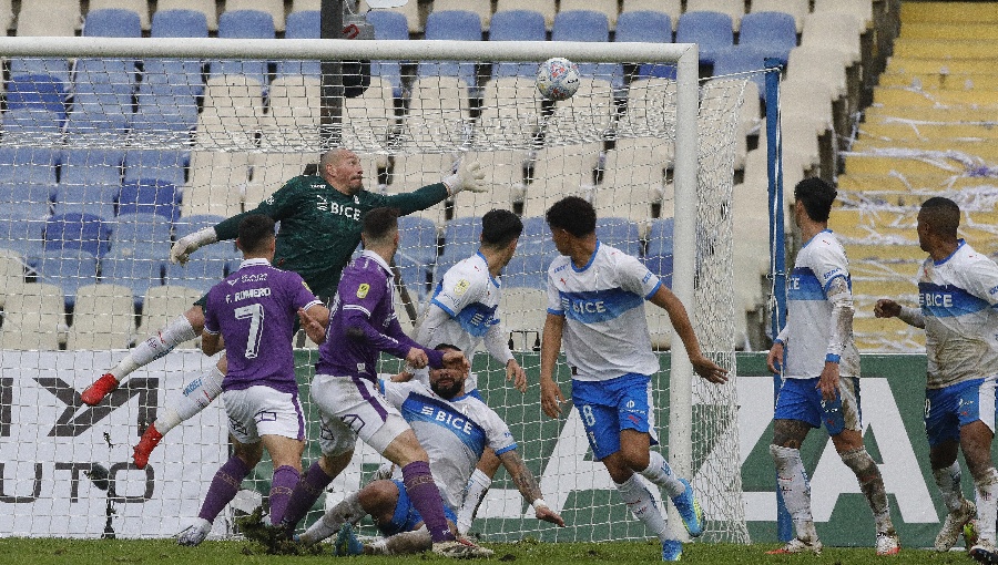 Deportes Concepción golea a Universidad Católica y la aleja de la lucha por el título