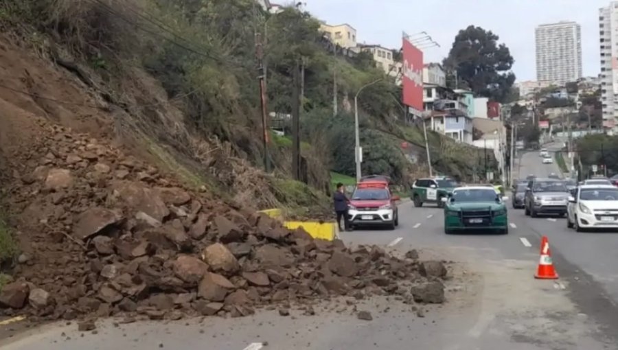 Deslizamiento de rocas en Avenida España mantiene transito inhabilitado en pista derecha en dirección a Viña del Mar