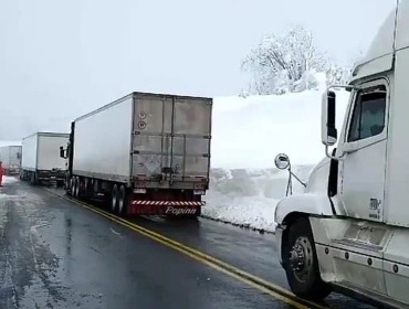 Paso Los Libertadores cumple 18 días cerrado por nieve y congestiona otras carreteras