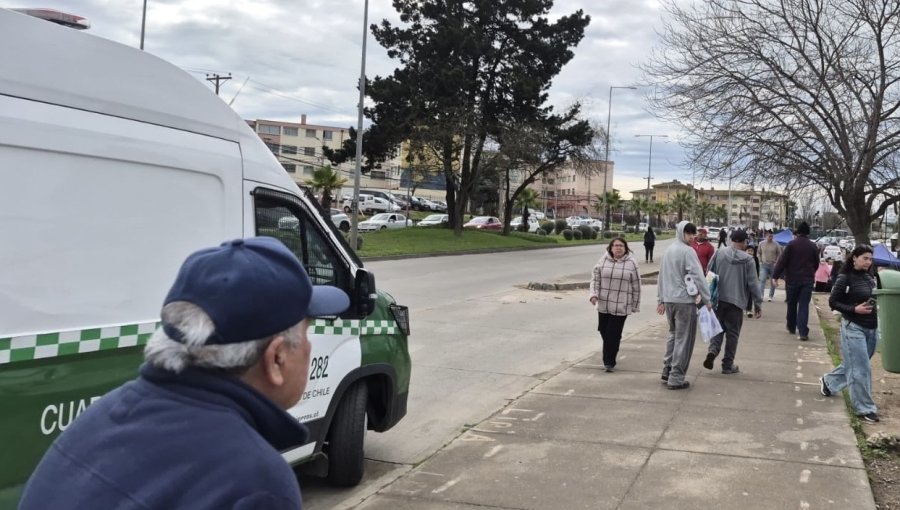 Operativo policial permite despejar la feria Caupolicán de Viña del Mar: un detenido y tres autos fueron retirados de circulación